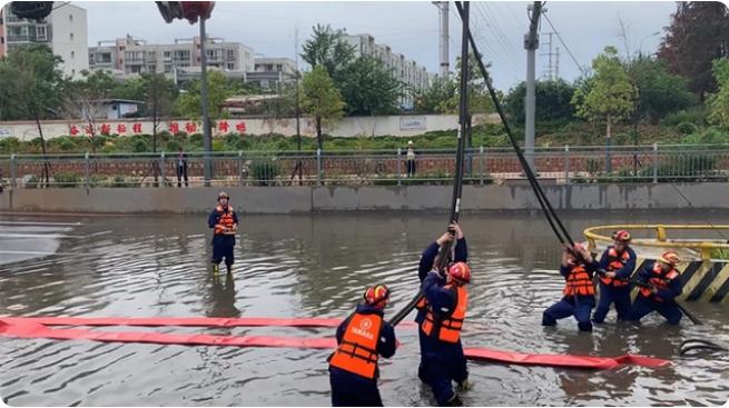 麒麟?yún)^(qū)遭暴雨突襲|部分道路積水嚴重，消防緊急排澇解憂