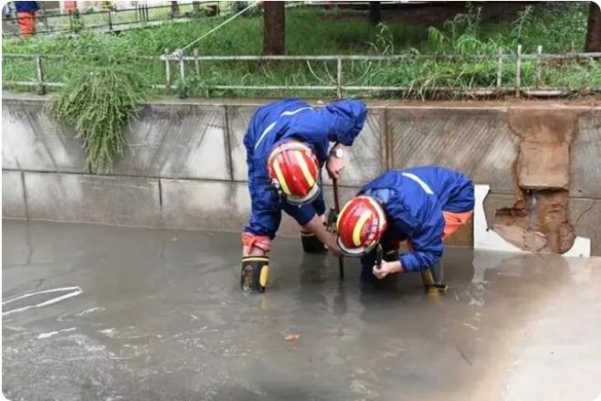 麒麟?yún)^(qū)遭暴雨突襲|部分道路積水嚴重，消防緊急排澇解憂